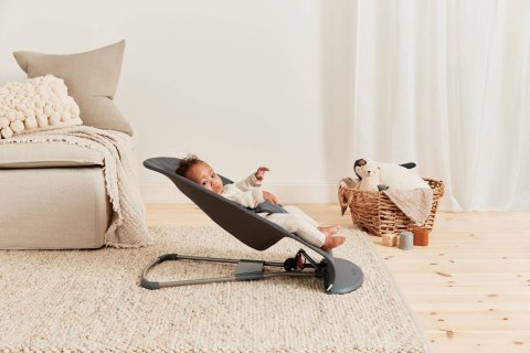 BABYBJORN - leżaczek BLISS Woven, Petal Quilt - Antracytowy + Zabawka
