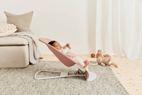 BABYBJORN - leżaczek BLISS Woven, Petal Quilt, Zgaszony róż + Zabawka