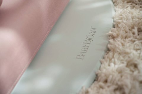 BABYBJORN - leżaczek BLISS Woven, Petal Quilt, Zgaszony róż + Zabawka