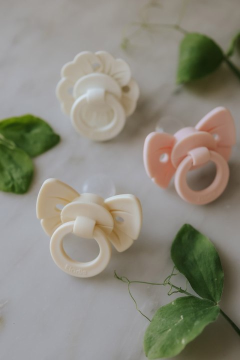 ELODIE DETAILS - smoczek lateksowy Binky Bloom 3 m+, vanilla white