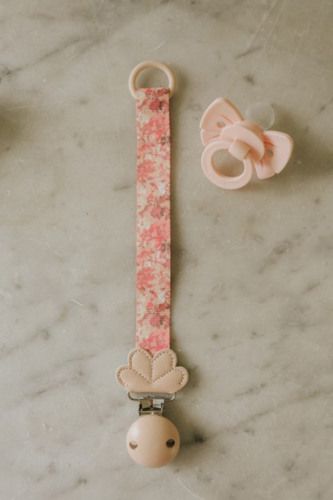 Elodie Details - drewniana zawieszka do smoczka, river rose