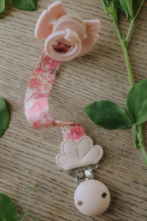 Elodie Details - drewniana zawieszka do smoczka, river rose