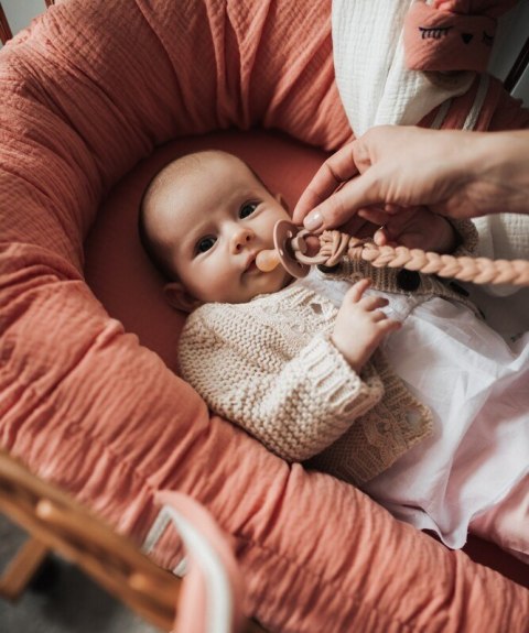 Hi Little One kokon gniazdko dla Noworodka z organicznego oddychającego BIO muślinu Salmon