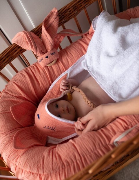 Hi Little One kokon gniazdko dla Noworodka z organicznego oddychającego BIO muślinu Salmon