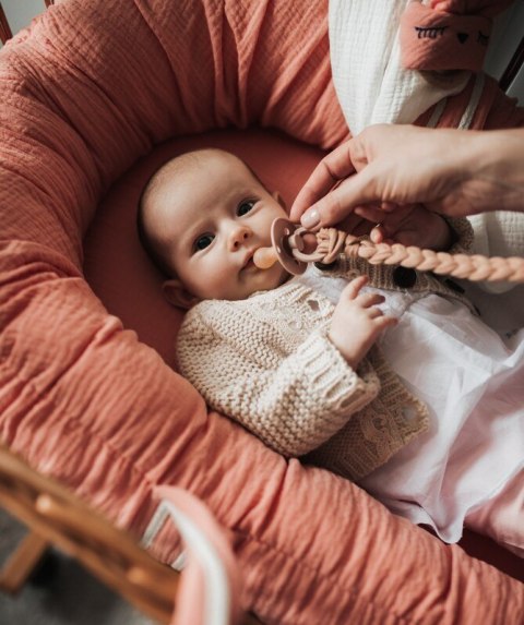 Hi Little One kokon gniazdko dla Noworodka z organicznego oddychającego BIO muślinu Salmon