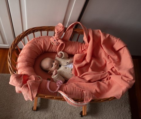 Hi Little One kokon gniazdko dla Noworodka z organicznego oddychającego BIO muślinu Salmon