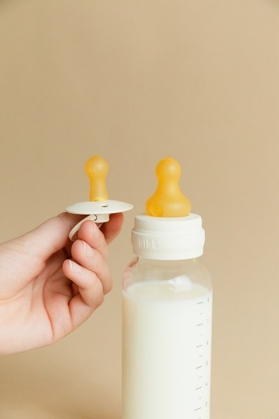 BIBS BUTELKA SZKLANA ze smoczkiem antykolkowym z kauczuku naturalnego poj 120 ml IVORY