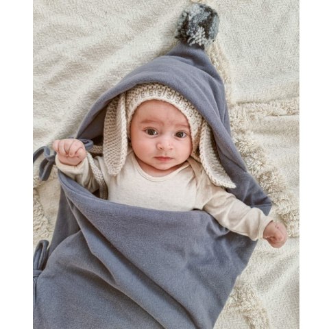 Hi Little One kocyk/otulacz z kapturem do fotelika samochodowego ALPACA BOHO Iron Pom Pom