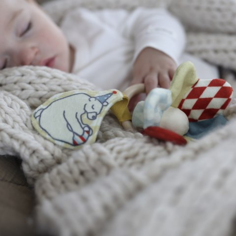 Grzechotka dzwoneczek szeleścik klasyczna pierwsza zabawka dla dzieci Micki